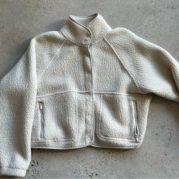 Aritzia Tops - Aritzia Sunday best fleece button up